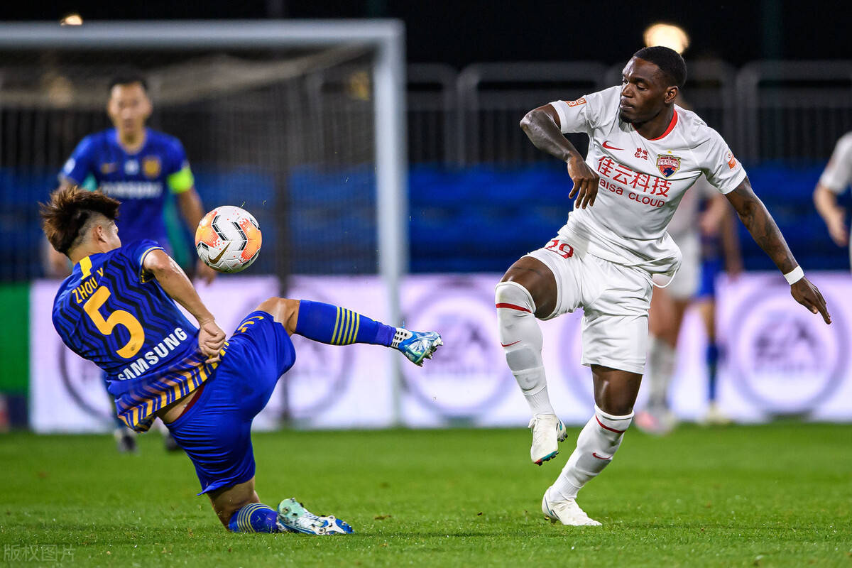爱游戏APP-中超冲刺阶段走向成谜，辽宁本钢临场应变，球迷炸锅，球探报告显示潜力(中超球迷数量)